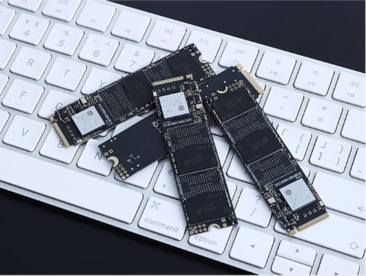 SATA III インターフェースと 10Gbps までのデータ転送速度を持つ安価な 256GB SSD 内部ハードドライブ