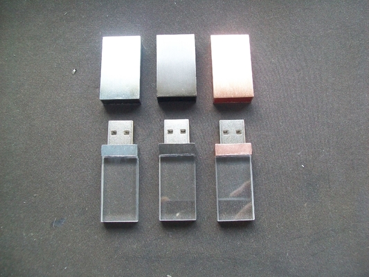 内部でLEDライトを搭載したクリスタルUSB LEDライトが輝いているとき