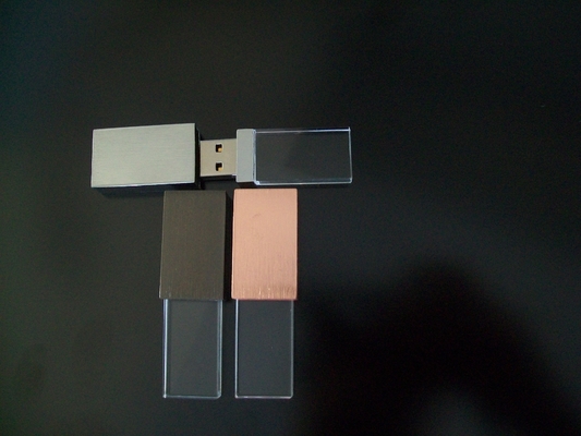 内部でLEDライトを搭載したクリスタルUSB LEDライトが輝いているとき