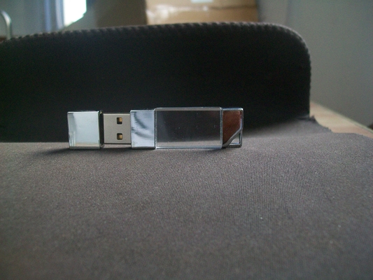 リングクリスタルUSB2.0とUSB3.0 LEDライトで輝くことができます