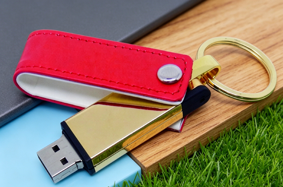 Mac OS 互換レザー USB フラッシュ ドライブ ブラック ストック カラー カスタム OEM スタイリッシュで耐久性のあるデザイン 企業ギフトに最適