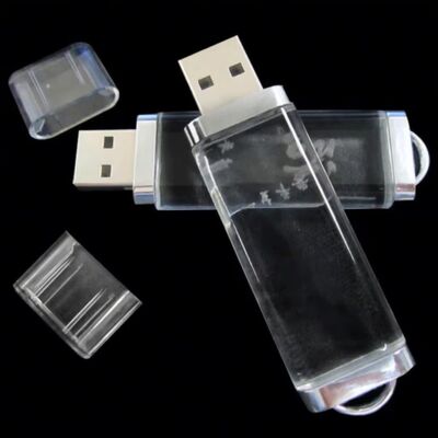 USBフラッシュドライブの内側のアクリルにロゴを彫刻。技術カンファレンスや展示会に最適です。