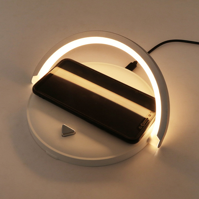 3個LEDライトが付いている1個の速い充電器15W IPhone Airpods Appleの腕時計に付き