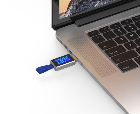 コンピュータで読む場合のLEDライトとの金属Usbの記憶棒2.0の刻むロゴ