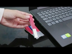 よいキー ホルダーが付いている黒い革USB抜け目がないドライブはロゴをUSB 2.0および3.0最高速度作る